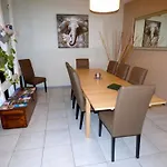 Mit Zwei Garagenstellplaetzen By Interhome Apartamento